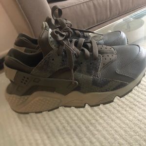 WOMENS NIKE HUARACHE SIZE 7